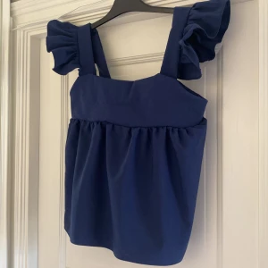 Topp - Säljer denna egensydda toppen🥰 Sytt den själv därav priset💸 Den har sina skavanker eftersom den är egensydd! Det är som två lager vid bysten så att det går att ha utan bh❣️ Storleken jag sytt efter är en M🫶🏻 Skriv för mer bilder-ej med plagget på dock!