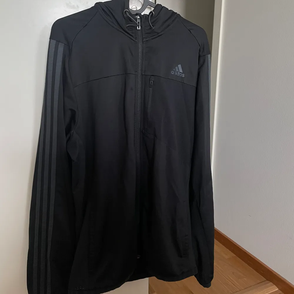 Adidas kofta / hoodie / zip-up med svarta sträck ”Triple black” i storlek L (sitter snyggt oversize för en S-M). Hoodies.