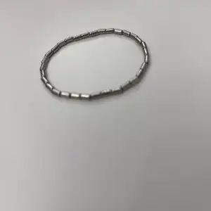 Silvrigt armband med långa pärlor! Aldrig använt!! 