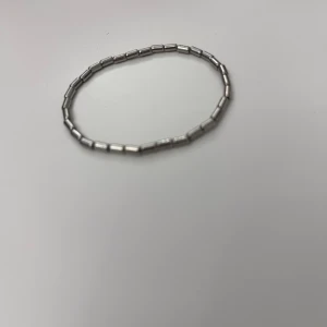 Armband - Silvrigt armband med långa pärlor! Aldrig använt!! 