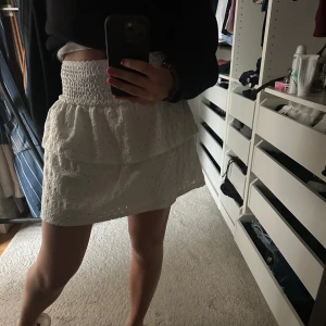 Vit volang kjol  - Säljer denna vita kjol🤍 storlek xs den är stretchig i midjan så passar även större storlekar  