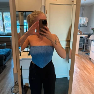 Blå croppad topp - Blå croppad topp med mönster, från SHEIN. Stl S och aldrig använd med prislapp kvar. Normal i storlek, och den är stretchig. 