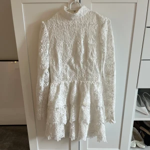 Student spetsklänning - Så söt klänning som jag köpte inför studenten förra året, men som aldrig kom till användning🤍 Från NA-KD i storlek xs!