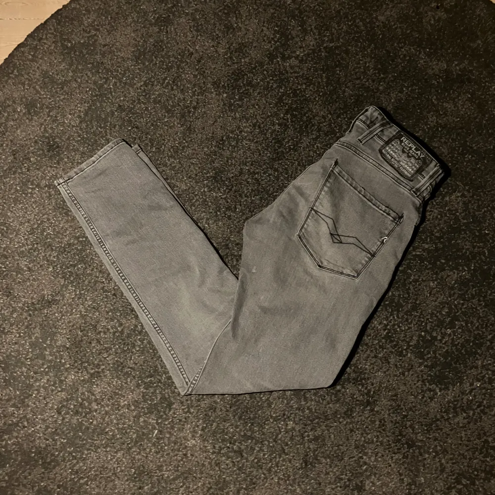 Säljer ett par feta gråa replay jeans, Modellen är Anbass. skick 8/10 säljer pga de inte kommer till användning. Pris 449 men kan gå ner vid snabb affär. Storlek 29/32. Jeans & Byxor.