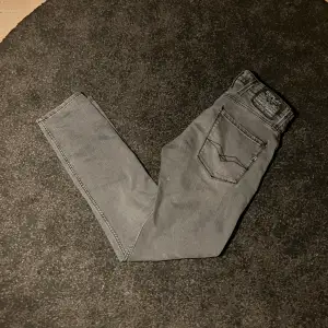 Säljer ett par feta gråa replay jeans, Modellen är Anbass. skick 8/10 säljer pga de inte kommer till användning. Pris 449 men kan gå ner vid snabb affär. Storlek 29/32