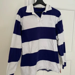 Polo från Acne  - Sparsamt använd Oversized