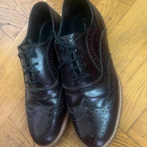 Massimo dutti skor  - Jättefina Massimo Dutii skor i mörkröd färg😍