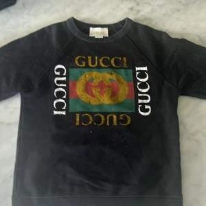 Äkta Gucci tröja för barn i storlek 10 år / 140 cm men passar 152 / 12 år och större bra skick tar gärna emot byten nypris 3,500 kronor 