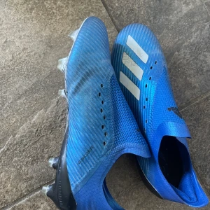 Adidas fotbollskor - Väldigt lätta skor som är sköna att ha på sig. Inga snören vilket gör att de sitter skönare bra skick sova skulle man vilja se mer bilder eller diskutera priset så skriv!