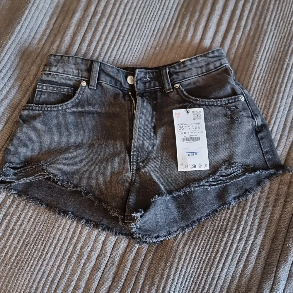 Snygga jeansshorts high-rise. Helt nya och oanvända. Inköpta i Düsseldorf.. Shorts.