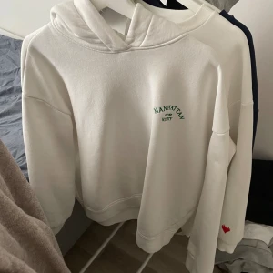 Hoodie - Snygg oversize hoodie från design by sí, som inte längre säljs i XS/S. Hoodien är mycket sparsamt använd och perfekt för kalla sommarkvällar🤍Finns en liten fläck nere vid tröjan (bild 2), men inget som syns när man har på sig den!