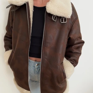 Brun pilotjacka - Brun pilotjacka i nyskick med prislapp kvar från urbancode, mjuk och skön fuskpäls inuti! 