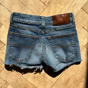 Säljer mina snygga lågmidjade jeansshorts 💕Använda men i fint skick. Midjemått rakt över: 32cm + stretch 🌸Säljer även liknande shorts i ljusare blå!