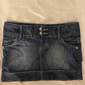 Jeans kjol - Sjukt snygg kort jeans kjol med ass go tvätt😩Säljer på grund av att den är för liten för mig. Eftersom kjolen är lågmidjad och sitter på höfterna räknas ”midjemåttet” som höftmåttet, vilket är 84cm och längden är 33cm. Kjolen är från Gina tricot🙌🏼😘