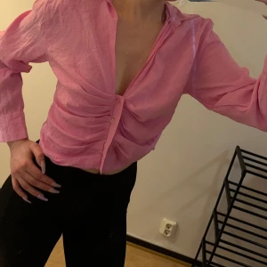 Rosa blus från ZARA - Super söt rosa blus från zara perfekt till våren & sommaren. Storlek L, lite stor på mig som har S men funkar nog på M åtminstone. 
