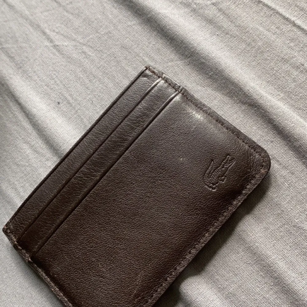 Säljer en liten Lacoste plånbok. I mkt bra skick. Den är äkta, köpt från Lacoste affär för 1000kr säljer för 450kr pris kan sänkas vid snabb affär.. Accessoarer.
