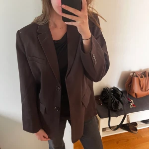 Oversized blazer - En supersnygg oversized blazer från nakd. Aldrig använd. I nyskick. Säljer pga inte min stil🌸🌸Nypris är 900kr men säljer för 500kr. 🤗