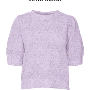 Stickad trekvartsärmad tröja  - Säljer denna jätte fin stickade lila från Veromoda i storlek xs.