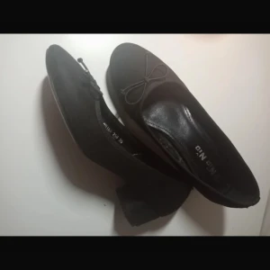 söta svarta klackar  - storlekar 36! dm för frågor