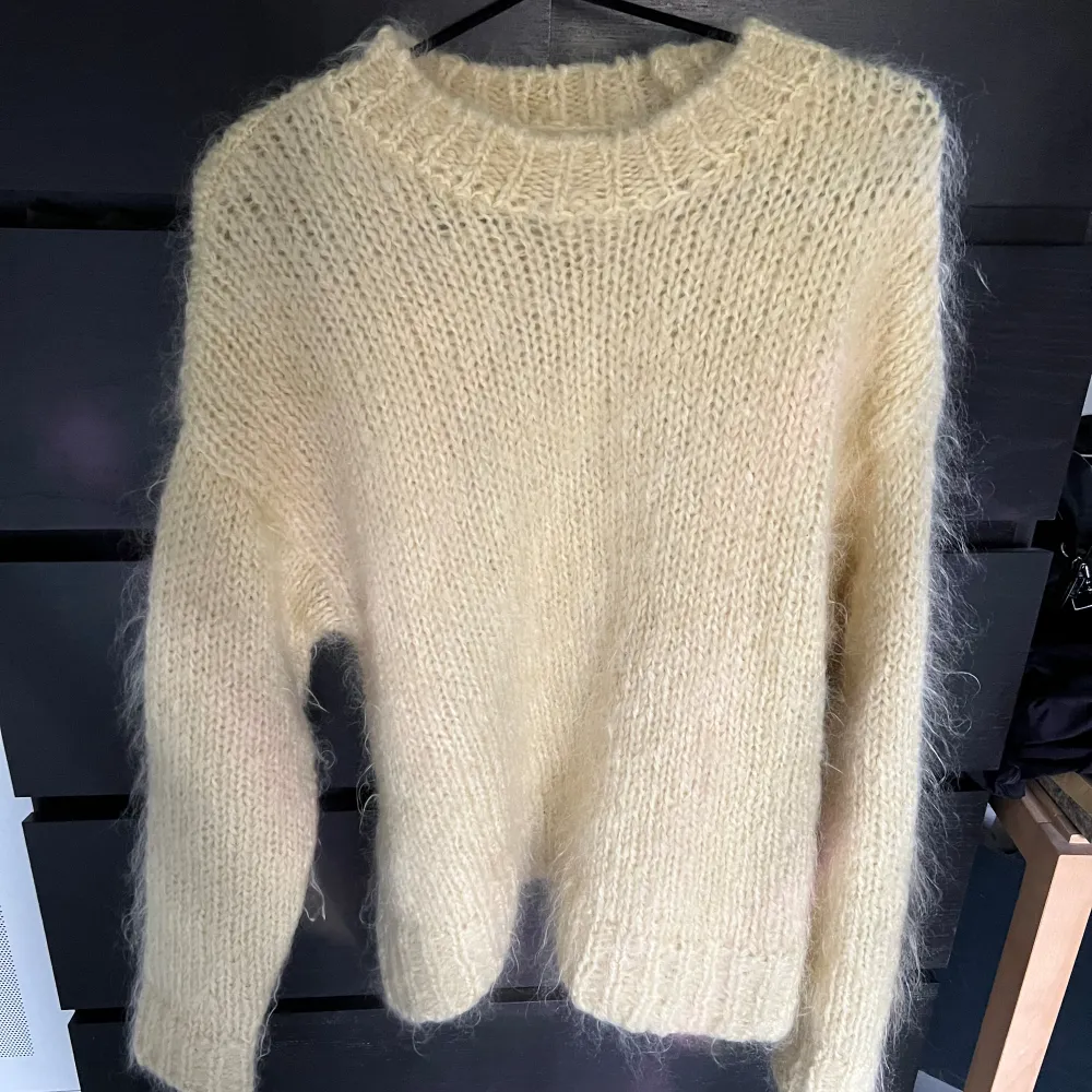 En mohair sweater från H&M. Storlek S. Stickat.