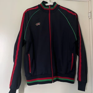 Italien kofta  - Jättefin italien kofta som passar jättebra till våren/sommaren, säljer då den inte passar mig längre. Pris kan diskuteras!🩷