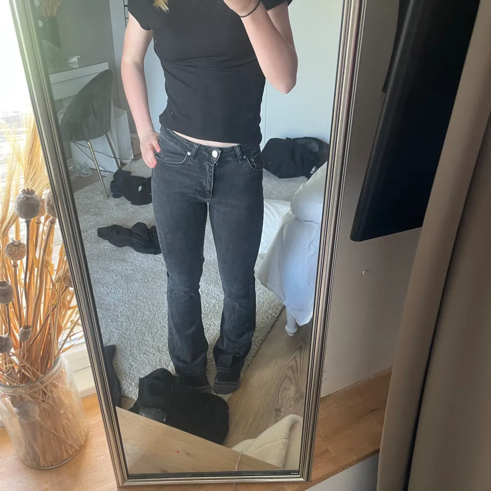 Super snygga svarta mid rise jeans i storlek 32. Jeans & Byxor.
