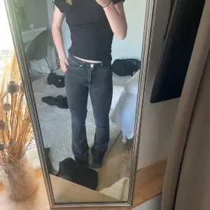Super snygga svarta mid rise jeans i storlek 32