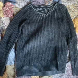 Tröja - Grå tröja, ganska liten i storleken 