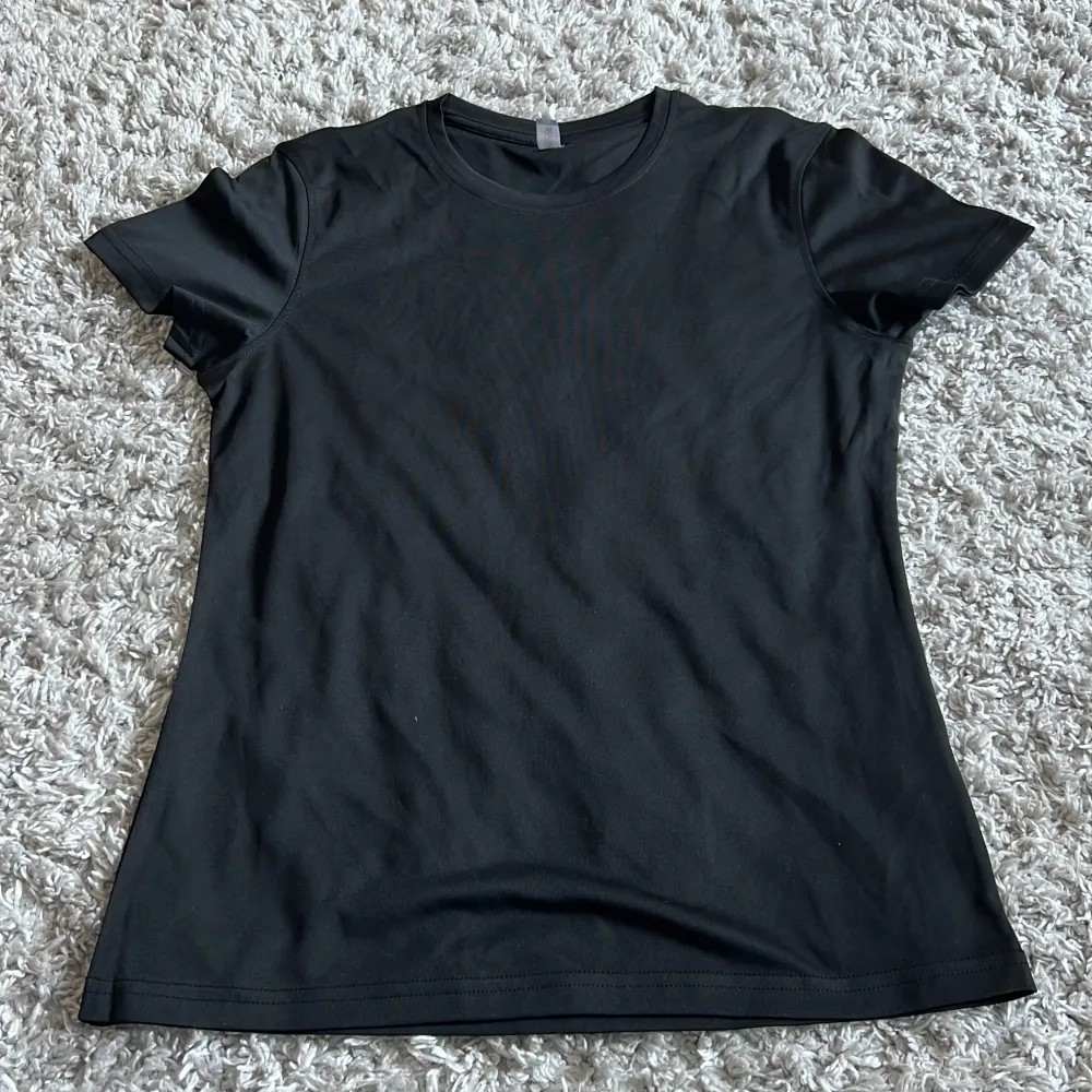 En svart träningströja, storlek S! Billigt pris! 🤩. T-shirts.
