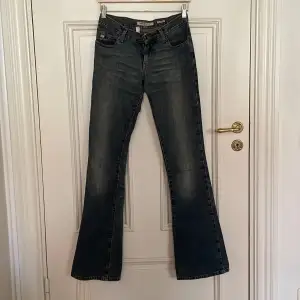 så heta jeans, långa ben!! midrise. midjemått: 76 cm, innerbenslängd: 86 cm