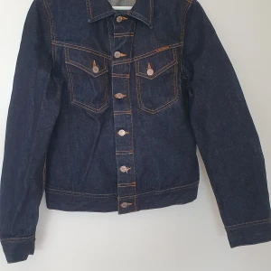 Nudie jeans jacka. Xs-s - Nudie jeans jacka. Knappt använd, vart för liten och sedan bortglömd.  S enligt märkning. Jag bär generellt S-M och den är för liten för mig.