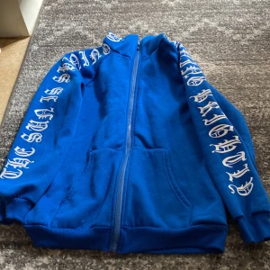 Tröja - En blå zip hoodie andvänd 4 gnr ungefär och är i bra Skick