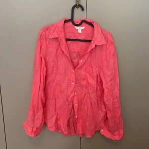 Rosa linneskjorta  - Rosa linneskjorta från H&M. Aldrig använd. 