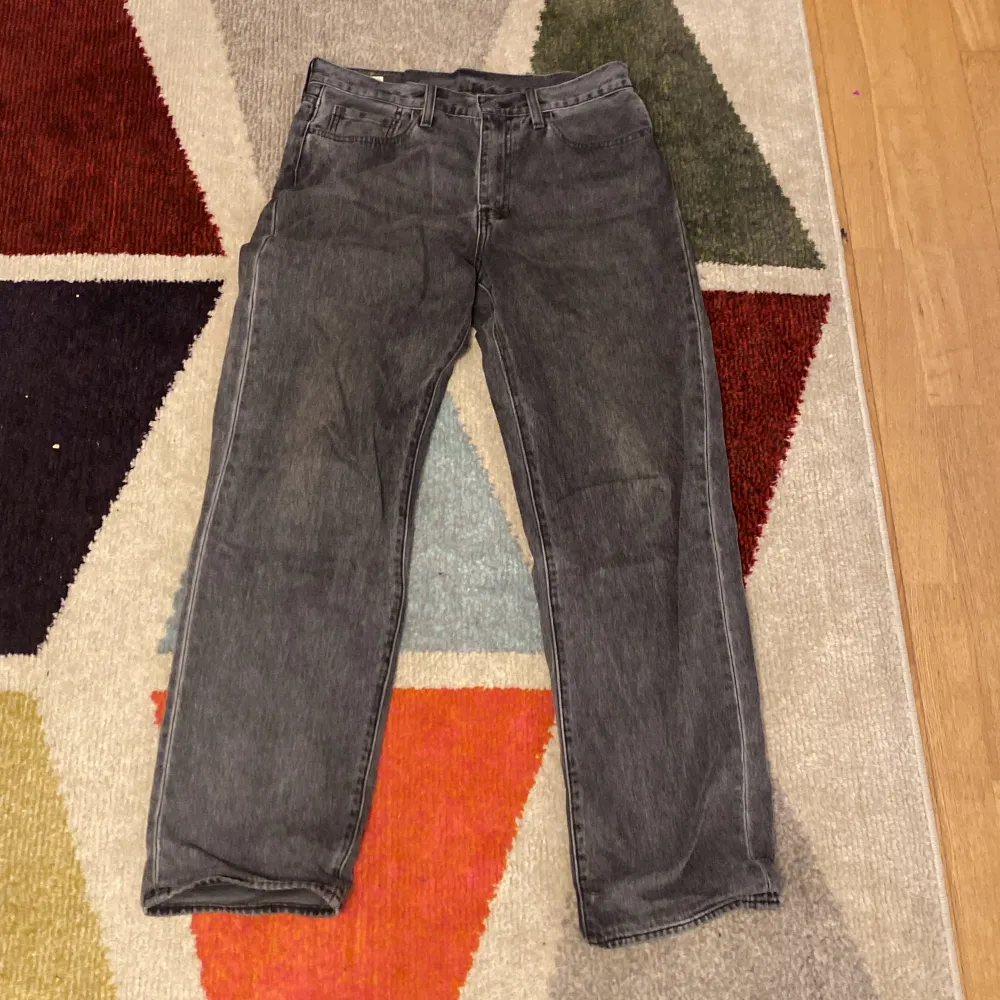 Ett par jeans från Levis i färgen går och storlek 32/34 modellen stay loos. Inga defekter . Jeans & Byxor.