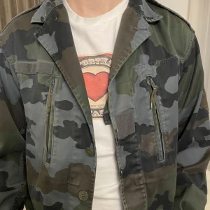 Quatre filles jacka - Säljer nu min snyggaste blå quatre filles jacka. Perfekt nu till våren och sena sommarkvällar. Såå snygg till allt! Perfekt skick, inga skador. 