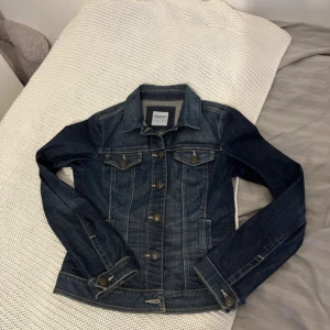 Jeansjacka  - jättefint skick  nypris 1100kr  esprit finns ej att köpa längre