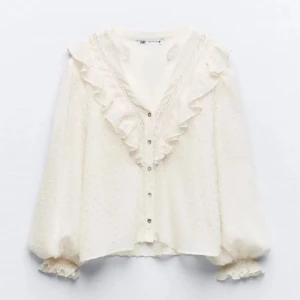 Zara blus - Säljer denna superfina blus från Zara. Använd ett fåtal gånger därav i nästan nyskick💕 Perfekt och så fin nu till sommaren!