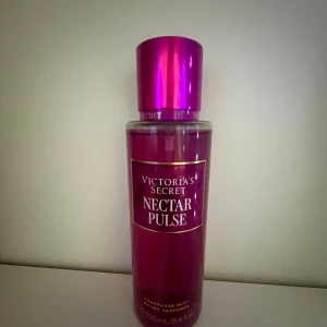 Victoria’s secret Bodymist  - Endast sprejat ett par gånger för att testa. Säljer pga jag har för många. Säljer även en till i samma kollektion💕