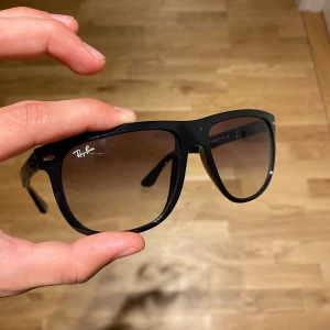 Rayban Boyfriend solglasögon - Rayban boyfriend solglasögon använda 1 gång. Nypris 1700kr. Mitt pris 850kr.