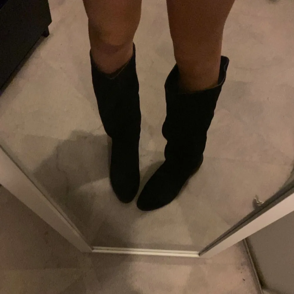 Svarta boots med liten klack, endast använda 1 gång💕. Skor.