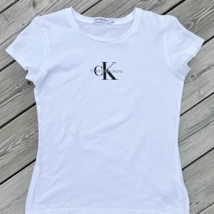 Calvin Klein Tshirt strl 14y - - tshirt insvängd modell - Calvin Klein - inköpt på @kidsbrandstore  - storlek: 14y - färg: Bright white - lätt figursydd - 51%eko bomull, 49% bomull - oanvänd men tvättad - nyskick! - inköpt våren 2023 