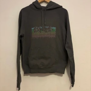 Saint Laurent hoodie - Storlek S, bra skick, knappt använd. Skriv gärna för fler bilder eller mått. Ljusare än vad det ser ut på bilden