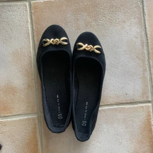 Ballerinaskor - Svarta ballerinaskor med guldig detalj framtill från DinSko🖤 sann till storleken och knappt använda!
