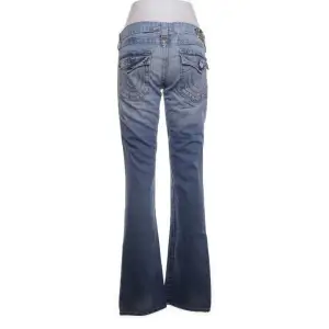 Sjukt snygga true religion bootcut jeans med jätte Low waist, köptes på Sellpy därav priset men fortfarande jätte bra skick. Inga defekter känns som ny. Midjemått: 37 cm, Innerbneslängden: 80