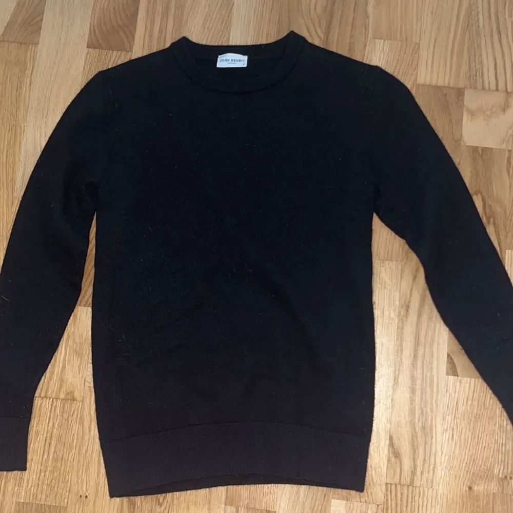 Säljer en svart tröja från Jon Henric 100% merino väldigt bra skick 10/10 storleken är S men har krympt i tvätten så det blir en xxs passar 155 cm hör av dig om du har några frågor eller funderingar!. Stickat.