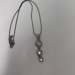 Halsband - Silverhalsband med tre fina stenar! Aldrig använt!!