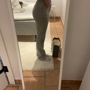 Weekday jeans  - Ett par voyage gråa weekday jeans  Storlek 25/32💕