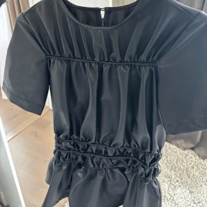 Skinntopp från NAKD - skitsnygg skinntopp från Nakd, aldrig andvänd. Storlek 32 men skulle säga 32-38 då den är väldigt stretchig 🖤🖤