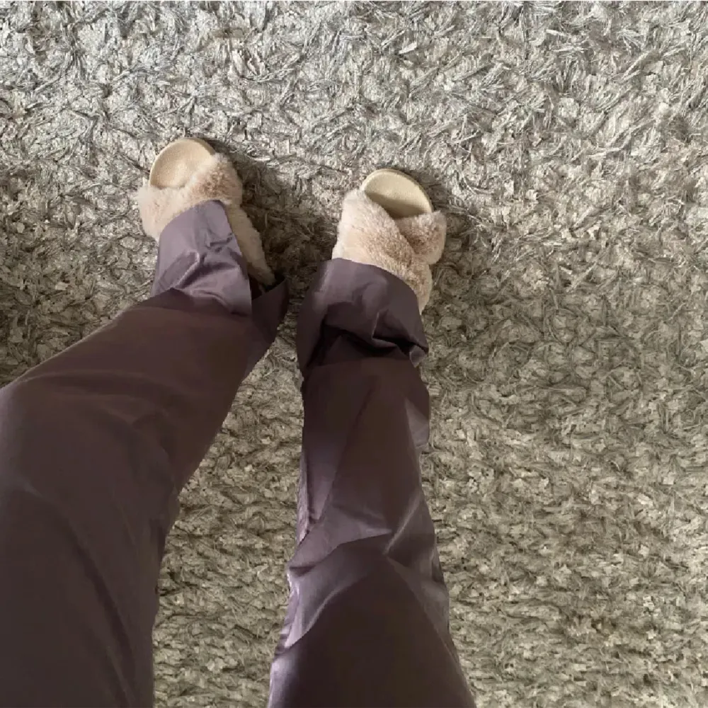 Lågmidjade bruna kostymbyxor som aldrig kommit till användning. Slits nedtill. Midjemått: ca 39 cm rakt över. Innerbenet: ca 80 cm😛. Jeans & Byxor.