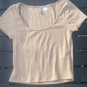 Söt t shirt  - En söt t shirt använd en gång då den inte passar min hudton. Storlek s 